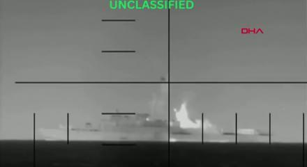 ABD, İran&rsquo;a ait savaş gemisinin torpido ile vurulma anlarını paylaştı