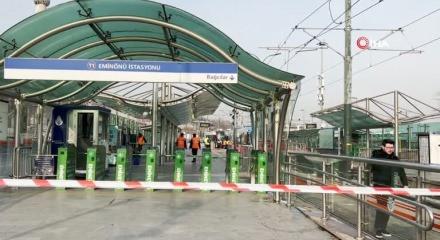 Emin&ouml;n&uuml;&rsquo;nde tramvay raydan &ccedil;ıktı