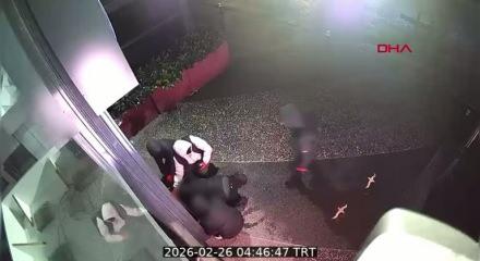 G&ouml;kt&uuml;rk&rsquo;te 2 dakikada 18 milyon liralık soygun kamerada: G&uuml;venlik g&ouml;revlisi engel olmaya &ccedil;alıştı