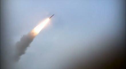 İran f&uuml;zelerle İsrail'i vurmaya devam ediyor!  Beerşaba'da f&uuml;ze d&uuml;şme anı kamerada