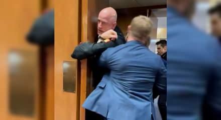 İran'a saldırıları protesto eden eski ABD askerinin kolunu kırıp g&ouml;zaltına aldılar!