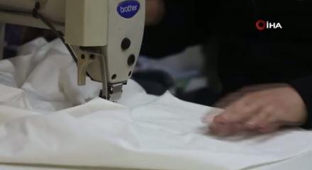 İş yerinin camına astığı "Kefene cep dikilir" yazısıyla ilgi odağı olan esnaf, yazıyı cimrilerin inadına kaldırmıyor