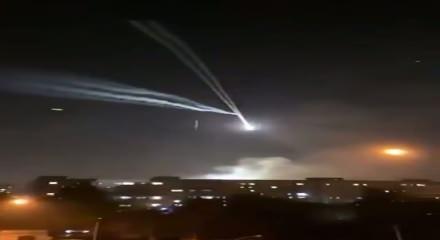 İran hipersonik f&uuml;zeyle vurdu! İsrail'deki b&uuml;y&uuml;k patlama kamerada!