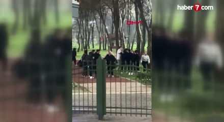 Kağıthane'de lise &ouml;ğrencilerinin tekmeli yumruklu kavgası kamerada