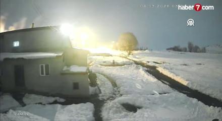 Kars'ta kurt s&uuml;r&uuml;s&uuml;n&uuml; k&uuml;rekle kovalayan besici g&uuml;venlik kamerasında