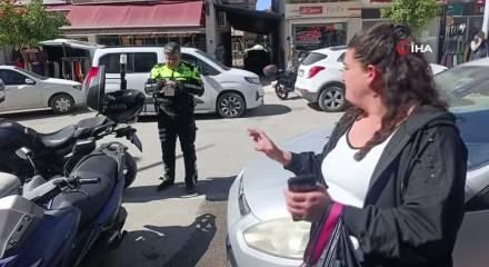 Kasktan ceza yememek i&ccedil;in plakasını kapatan s&uuml;r&uuml;c&uuml; &ouml;deyeceği cezayı duyunca şaştı kaldı