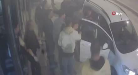 Kafedeki dehşet anları kamerada: Ayırmaya &ccedil;alıştığı kavgada can verdi