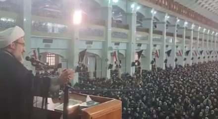 Tebriz'de binlerce kişinin katılımıyla cuma namazı kılındı