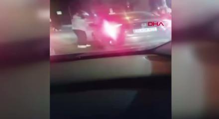 Kadın s&uuml;r&uuml;c&uuml; trafikte kendisini uyaran motosikletli s&uuml;r&uuml;c&uuml;ye tekme tokat saldırdı