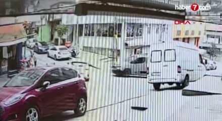 Trafikte &lsquo;yol verme&rsquo; tartışması: Hafif ticari ara&ccedil; otomobile &ccedil;arptı