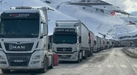 T&uuml;rkiye-İran sınır kapısında 2 kilometrelik kuyruk