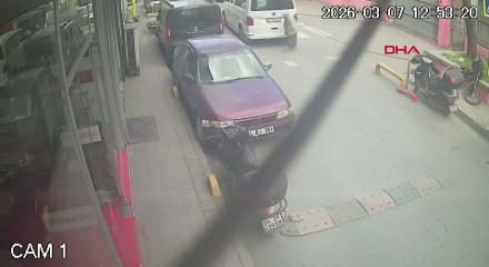 Yaya ge&ccedil;idindeki kadın, geri manevra yapan minib&uuml;s&uuml;n altında kaldı