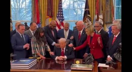 Trump i&ccedil;in Oval Ofis'te toplu dua edildi