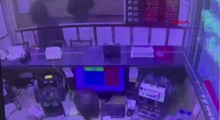 Maskeli saldırganın d&ouml;viz b&uuml;rosunda dehşet sa&ccedil;tı