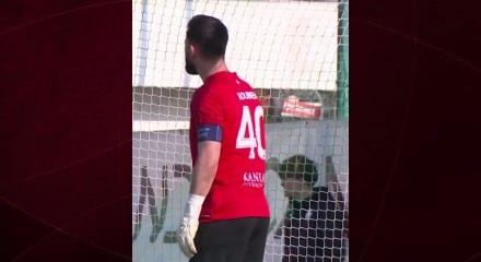 &Ccedil;ekya Ligi'nde ilgin&ccedil; anlar! Kaleci topa &ouml;yle bir vurdu ki top civardaki evin balkonuna girdi