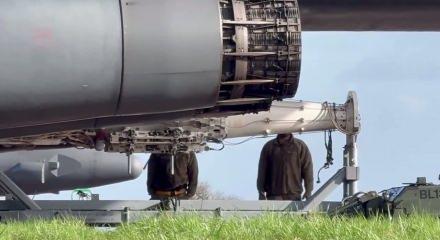 ABD'ye ait B-1 ağır bombardıman u&ccedil;aklarının muhimmat y&uuml;kledikleri anlar g&ouml;r&uuml;nt&uuml;lendi