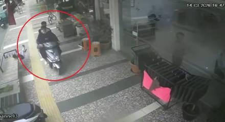 Antalya&rsquo;da 5 yaşındaki &ccedil;ocuk ehliyetsiz s&uuml;r&uuml;c&uuml;n&uuml;n &ccedil;arpmasıyla &ouml;l&uuml;mden d&ouml;nd&uuml;!