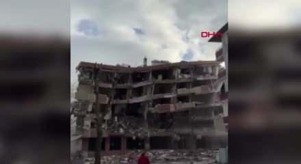 Avcılar&rsquo;da kentsel d&ouml;n&uuml;ş&uuml;m sırasında 5 katlı bina &ccedil;&ouml;kt&uuml;