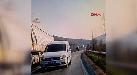 Bursa'da hatalı sollama yapan s&uuml;r&uuml;c&uuml; kazaya yol a&ccedil;ıyordu; o anlar kamerada