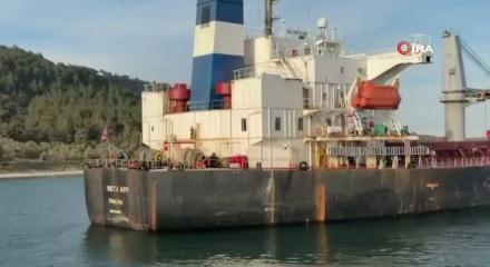 &Ccedil;anakkale Boğazı'nda karaya oturan gemi kurtarıldı