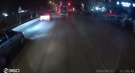 &Ccedil;ekiciye y&uuml;klenen otomobil, yola d&uuml;şt&uuml; o anlar b&uuml;y&uuml;k paniğe neden oldu