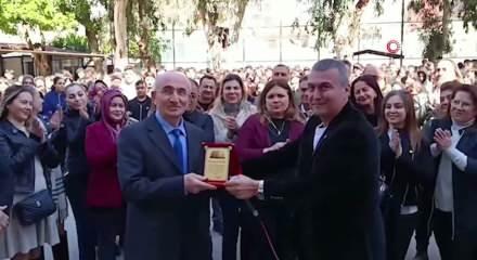 40 yıllık &ouml;ğretmene alkışlar i&ccedil;erisinde h&uuml;z&uuml;nl&uuml; veda