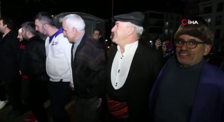 Elazığ'da y&uuml;zlerce kişi aynı anda halay &ccedil;ekti: O anlar b&ouml;yle g&ouml;r&uuml;nt&uuml;lendi