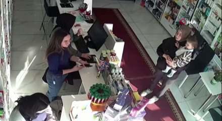 Fark &uuml;creti vermek istemeyen kadın eczaneye taşla saldırdı