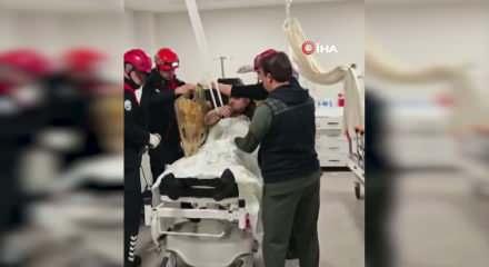G&ouml;ğ&uuml;s boşluğuna demir saplanan hastanın ameliyatına itfaiye girdi