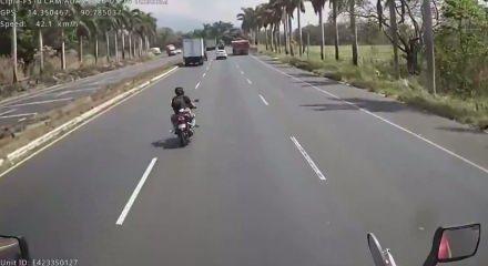 Guatemala'da feci kaza! Karşı şeride ge&ccedil;en tır ara&ccedil;ları bi&ccedil;ti, 3 &ouml;l&uuml;