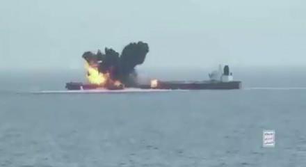 Husi milisleri ABD bayraklı tankeri vurdu