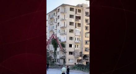 8 katlı bina iş makinesinin tek dokunuşuyla yerle bir oldu