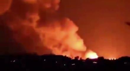 İran'dan İsrail'e H&uuml;rremşehr s&uuml;rprizi! Yağmur gibi d&uuml;şen f&uuml;zeler Tel Aviv'i aydınlattı