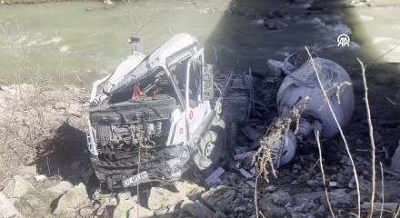 Kastamonu'da k&ouml;pr&uuml;den d&uuml;şen beton mikserinin s&uuml;r&uuml;c&uuml;s&uuml; ağır yaralandı