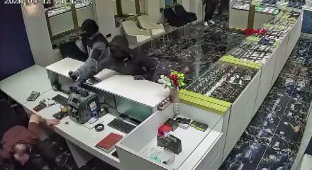 Kuyumcu, soygunu &ccedil;ay kazanını fırlatarak &ouml;nlemeye &ccedil;alıştı; o anlar kamerada