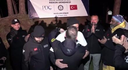 Profesyonel dalgı&ccedil;, 18 Mart anısına d&uuml;nya rekoru i&ccedil;in Anzak Koyu'nda suya girdi