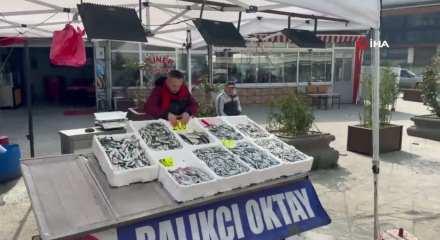 Ramazan mesaisi; hamsi 100 liradan satılıyor