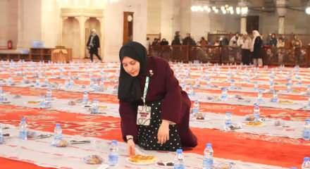 S&uuml;leymaniye&rsquo;de 3 bin &ccedil;ocuk aynı sofrada iftar a&ccedil;tı