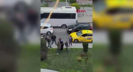 Sultangazi'de trafikte s&uuml;r&uuml;c&uuml;ler birbirlerine kemer ve yumrukla saldırdı
