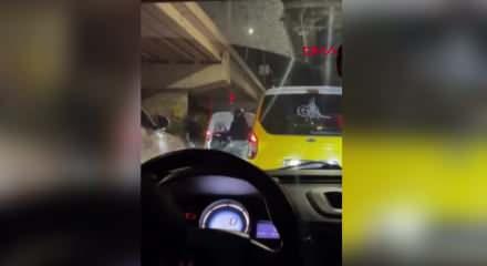 Taksisine &ccedil;arpıldığı iddiasıyla sopayla aracından inen s&uuml;r&uuml;c&uuml; tutuklandı!