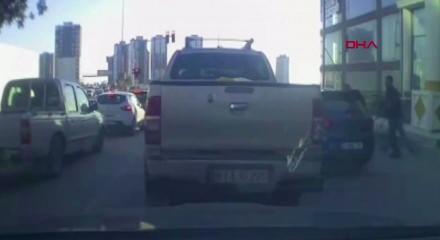 Trafikte tartıştıkları s&uuml;r&uuml;c&uuml;ye sandalyeyle saldırdılar