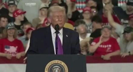 Trump&rsquo;ın Kentucky&rsquo;de d&uuml;zenlediği mitingde fenalaşan seyirciye T&uuml;rk Doktor Mehmet &Ouml;z m&uuml;dahale etti