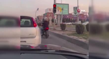 Diyarbakır&rsquo;da ilgin&ccedil; g&ouml;r&uuml;nt&uuml;: D&uuml;şen plakasını kaskına bantlayıp trafikte ilerledi