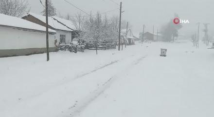 Bilecik bayram sabahına beyaz &ouml;rt&uuml;yle uyandı