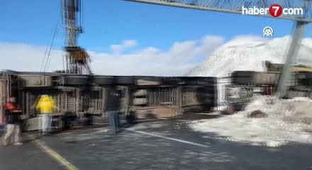 Bitlis'te b&uuml;y&uuml;kbaş hayvan y&uuml;kl&uuml; iki tır devrildi!