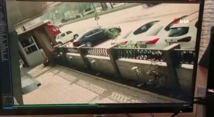 Bursa'da tırın altına giren otomobil metrelerce s&uuml;r&uuml;klendi