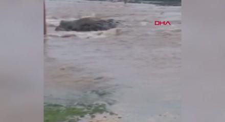 Diyarbakır&rsquo;da sağanak sonrası dere taştı, yol su altında kaldı