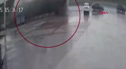 Diyarbakır'da tırın otomobilin &uuml;zerine devrildiği kaza kamerada