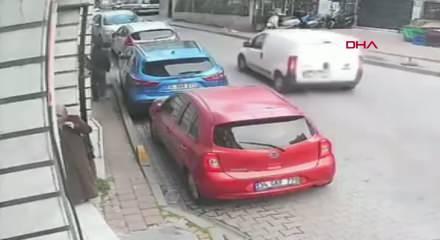 Fatih'te sokakta kadının elindeki telefonu &ccedil;alıp ka&ccedil;tı