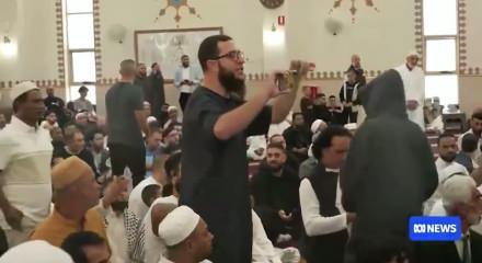 İsrail destek&ccedil;isine camide şok! Cemaat ayağa kalktı: Seni burada istemiyoruz!